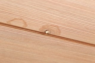 Baugutachter Thomas Gügel hilft bei Feuchteeintritt Wassertropfen Holzdecke