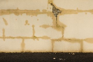 Baugutachter Gügel bietet Feuchtemessung an Feuchte Wand mit Rissen